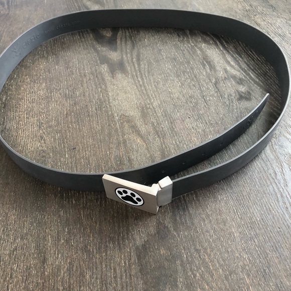 Clazic Grey belt with paw print buckle - Picture 2 of 10